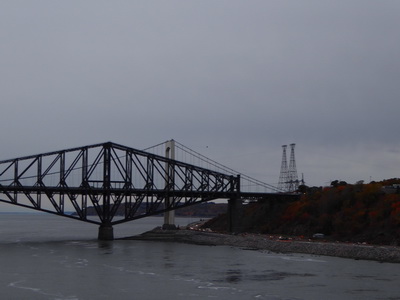   Quebec Bridge Eisenbahn- und Straßenbrücke über den Sankt-Lorenz-StromQuebec  City Quebec Bridge  987 m lang 