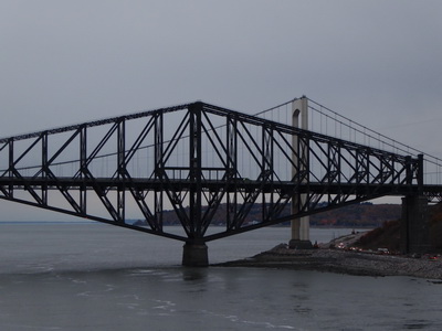   Quebec Bridge Eisenbahn- und Straßenbrücke über den Sankt-Lorenz-StromQuebec  City Quebec Bridge  987 m lang 