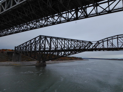   Quebec Bridge Eisenbahn- und Straßenbrücke über den Sankt-Lorenz-StromQuebec  City Quebec Bridge  987 m lang 