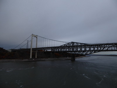 Quebec Bridge Eisenbahn- und Straßenbrücke über den Sankt-Lorenz-StromQuebec  City Quebec Bridge  987 m lang   