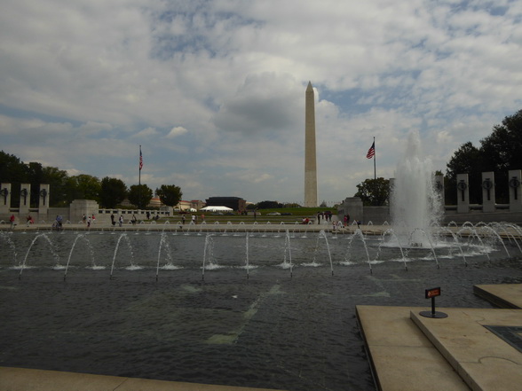   Washington world war monument and fountainWashington world war monument and fountain