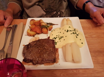 Das Neue Fontana ein schönes Slow-Food-Lokal mit Terrasse bietet internationale Gerichte sowie Steaks vom Holzkohlengrill an  ( Wasserbüffelsteak )