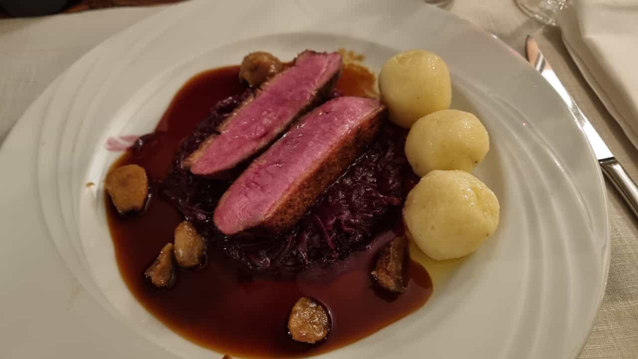 Entenbrust aus Frankreich Rotkohl Kartoffelklößchen Marone