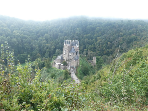 Burg Eltz HöhenburgBurg Eltz im Tal der Elz