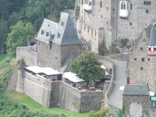 Burg Eltz HöhenburgBurg Eltz im Tal der Elz