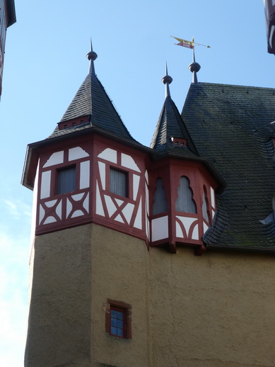 Burg Eltz im Tal der Elz