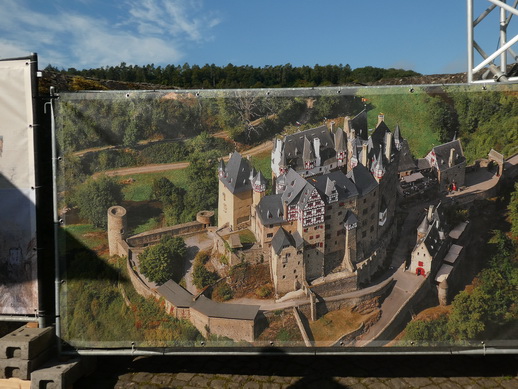 Burg Eltz im Tal der Elz