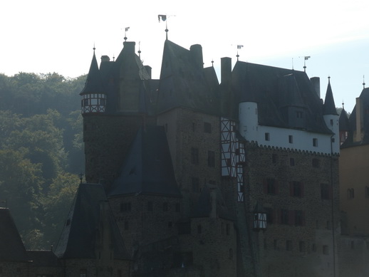 Burg Eltz im Tal der Elz