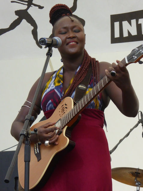 Schon seit dem fünften Lebensjahr wurde Moussa Ndiaye in die hohe Kunst des Trommelspiels eingeweiht. Das Spielen der langen, einfelligen Sabar Trommel der Wolof beherrscht er daher genauso perfekt, wie die Talking Drum oder Djembé. International bekannte Musiker, z. B. Thione Seck, schätzen seine Fähigkeiten und laden ihn zu deren Tourneen ein. Mit seiner eigenen Gruppe „N´Guewel Begg Fallou Family“, die aus mehreren Sabar-Spielern und zwei Tänzerinnen besteht, wird er auf der Offenen Bühne ein wahres Percussion-Feuerwerk abbrennen.