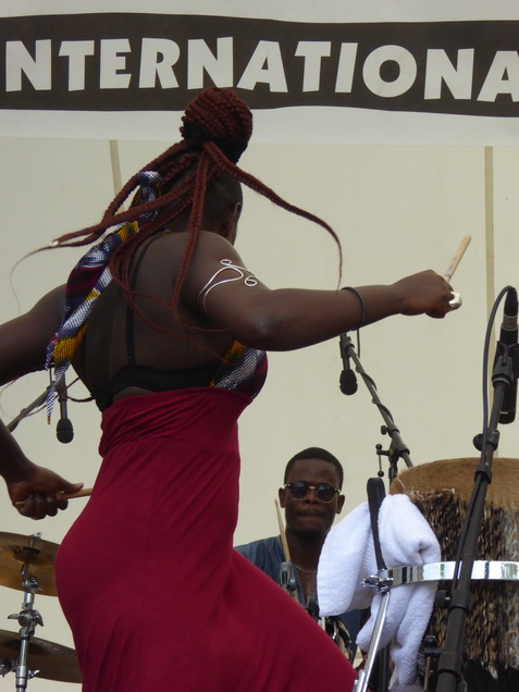 Schon seit dem fünften Lebensjahr wurde Moussa Ndiaye in die hohe Kunst des Trommelspiels eingeweiht. Das Spielen der langen, einfelligen Sabar Trommel der Wolof beherrscht er daher genauso perfekt, wie die Talking Drum oder Djembé. International bekannte Musiker, z. B. Thione Seck, schätzen seine Fähigkeiten und laden ihn zu deren Tourneen ein. Mit seiner eigenen Gruppe „N´Guewel Begg Fallou Family“, die aus mehreren Sabar-Spielern und zwei Tänzerinnen besteht, wird er auf der Offenen Bühne ein wahres Percussion-Feuerwerk abbrennen.