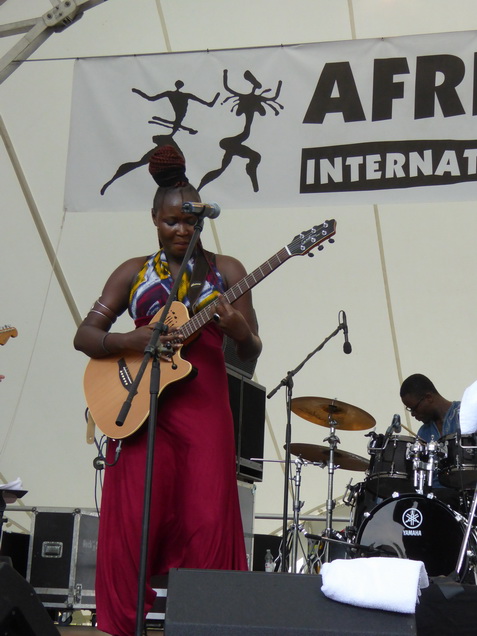 Schon seit dem fünften Lebensjahr wurde Moussa Ndiaye in die hohe Kunst des Trommelspiels eingeweiht. Das Spielen der langen, einfelligen Sabar Trommel der Wolof beherrscht er daher genauso perfekt, wie die Talking Drum oder Djembé. International bekannte Musiker, z. B. Thione Seck, schätzen seine Fähigkeiten und laden ihn zu deren Tourneen ein. Mit seiner eigenen Gruppe „N´Guewel Begg Fallou Family“, die aus mehreren Sabar-Spielern und zwei Tänzerinnen besteht, wird er auf der Offenen Bühne ein wahres Percussion-Feuerwerk abbrennen.