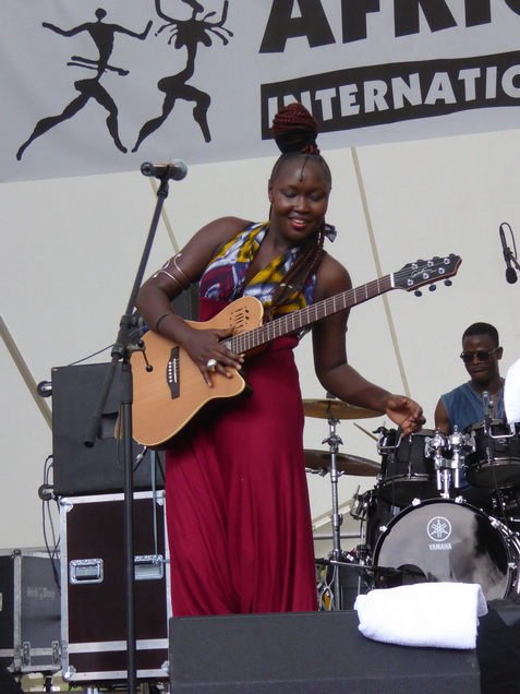 Schon seit dem fünften Lebensjahr wurde Moussa Ndiaye in die hohe Kunst des Trommelspiels eingeweiht. Das Spielen der langen, einfelligen Sabar Trommel der Wolof beherrscht er daher genauso perfekt, wie die Talking Drum oder Djembé. International bekannte Musiker, z. B. Thione Seck, schätzen seine Fähigkeiten und laden ihn zu deren Tourneen ein. Mit seiner eigenen Gruppe „N´Guewel Begg Fallou Family“, die aus mehreren Sabar-Spielern und zwei Tänzerinnen besteht, wird er auf der Offenen Bühne ein wahres Percussion-Feuerwerk abbrennen.