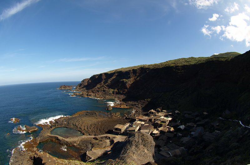 Pozo de Las Calcosas Naturschwimmbecken mit Stricklavaformation altes Fischerdorf el Hierro