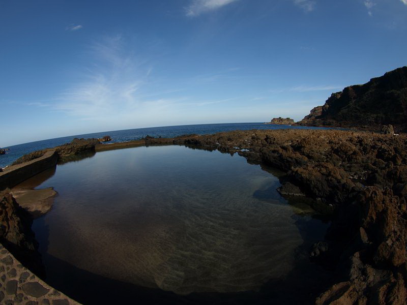 Pozo de Las Calcosas Naturschwimmbecken mit Stricklavaformation altes Fischerdorf el Hierro