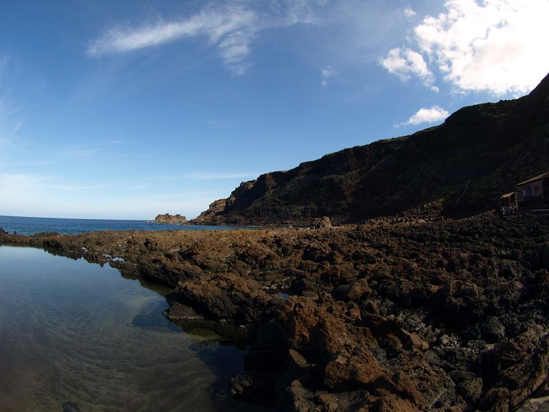 Pozo de Las Calcosas Naturschwimmbecken mit Stricklavaformation altes Fischerdorf el Hierro