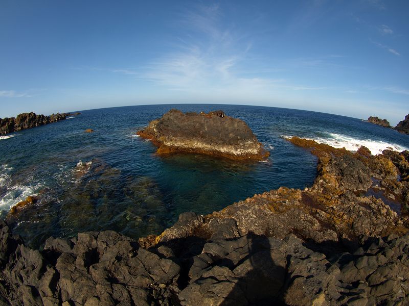 Pozo de Las Calcosas Naturschwimmbecken mit Stricklavaformation altes Fischerdorf El Hierro