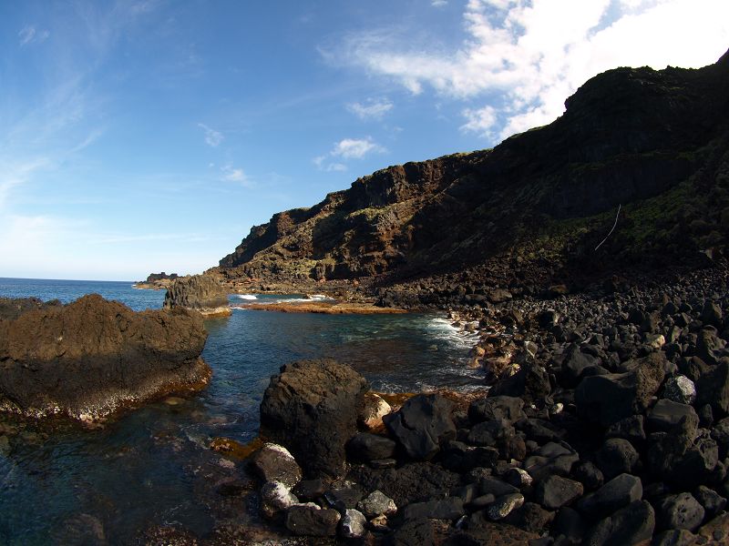 Pozo de Las Calcosas Naturschwimmbecken mit Stricklavaformation altes Fischerdorf El Hierro