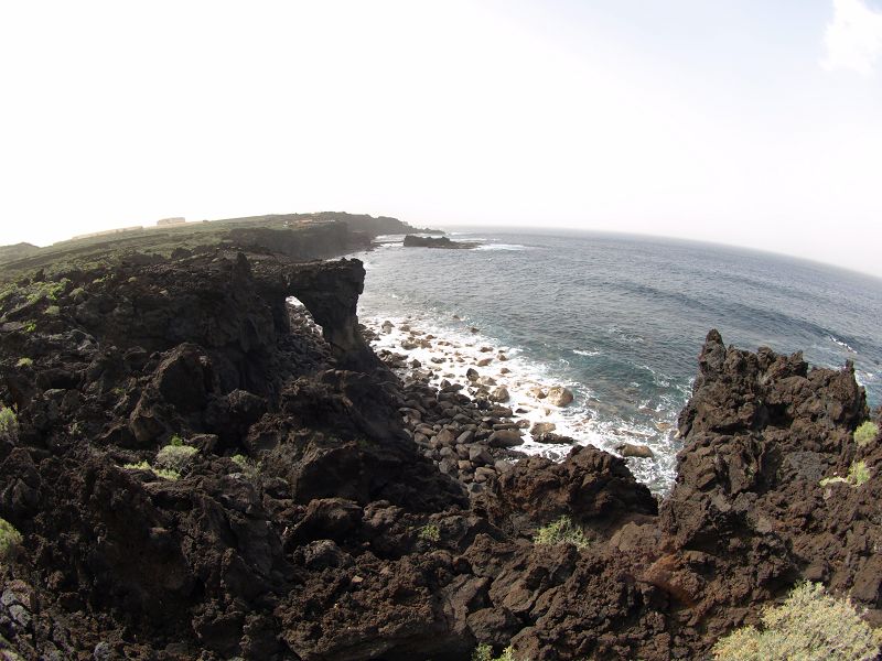 La Maceta  Wanderung am Meer auf Superweg Holzlatten auf Lava von La Maceta nach Las Puntas