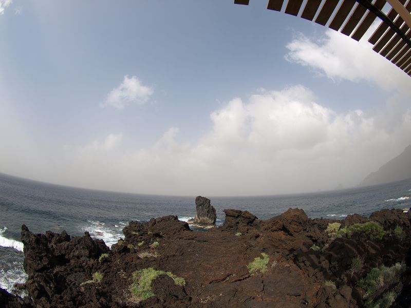 La Maceta  Wanderung am Meer auf Superweg Holzlatten auf Lava von La Maceta nach Las Puntas