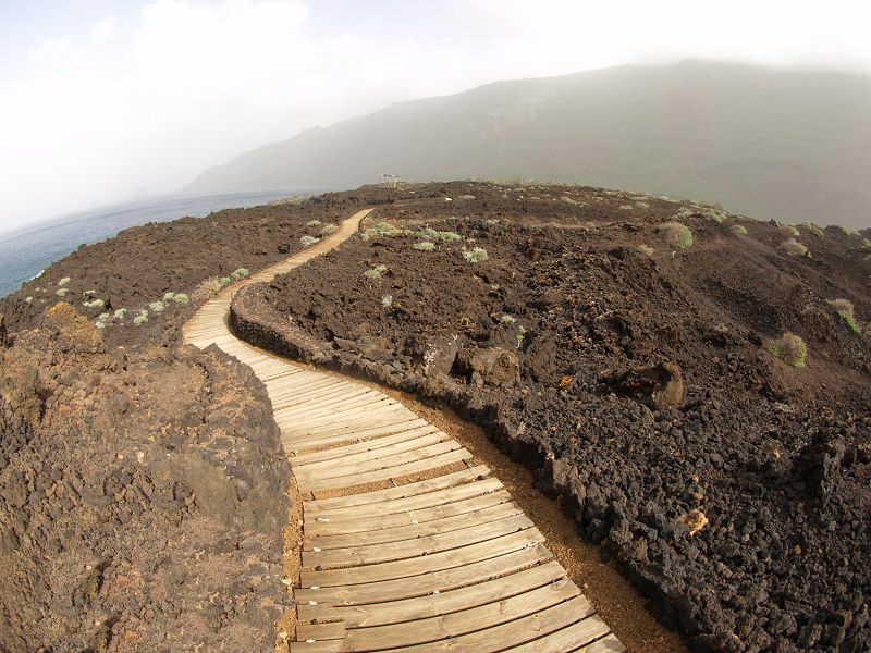 Klippenwanderung La Maceta  Wanderung am Meer auf Superweg Holzlatten auf Lava von La Maceta nach Las Puntas