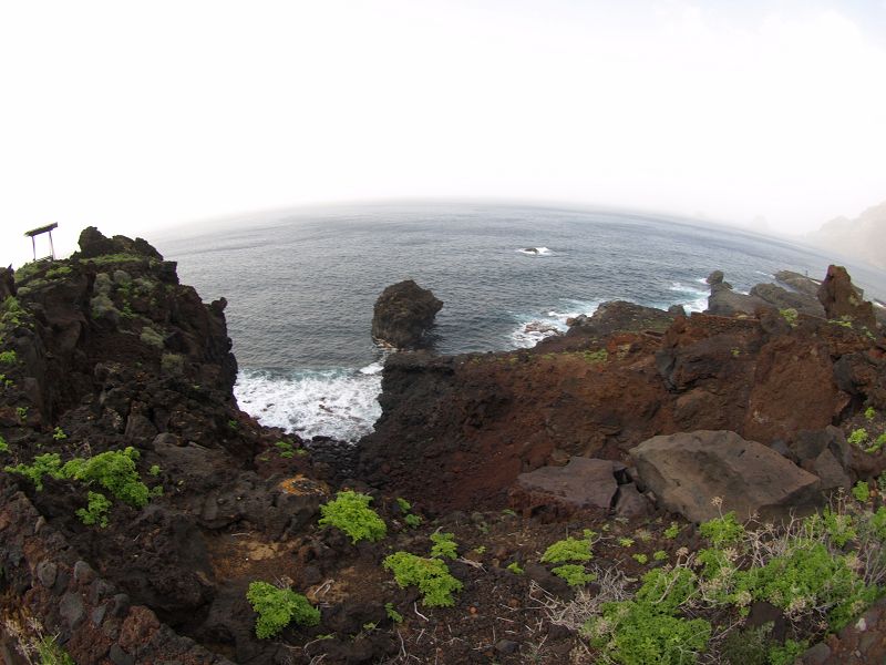 Wanderung am Meer auf Superweg Holzlatten auf Lava von La Maceta nach Las Puntas