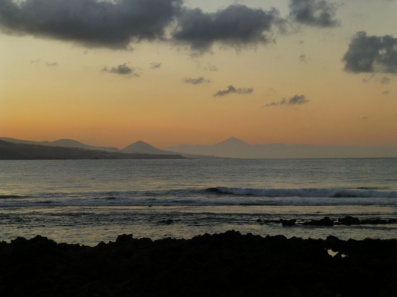 Las Palmas Gran Canaria Sundowner mit Teide im Hintergrund 