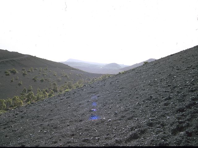 weg zum Leuchtturm ueber Lapilli nach Fuencaliente Salinas