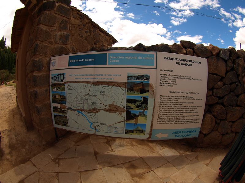 Iglesia La Raqiu Ruine  des Wiraqocha-Tempel in Raqui 12 m hohen Mauer