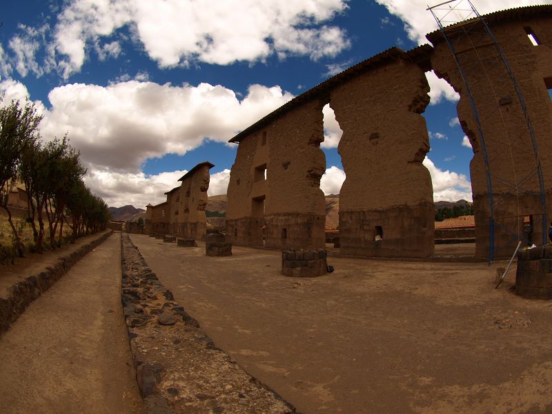 Iglesia La Raqiu Ruine  des Wiraqocha-Tempel in Raqui 12 m hohen Mauer