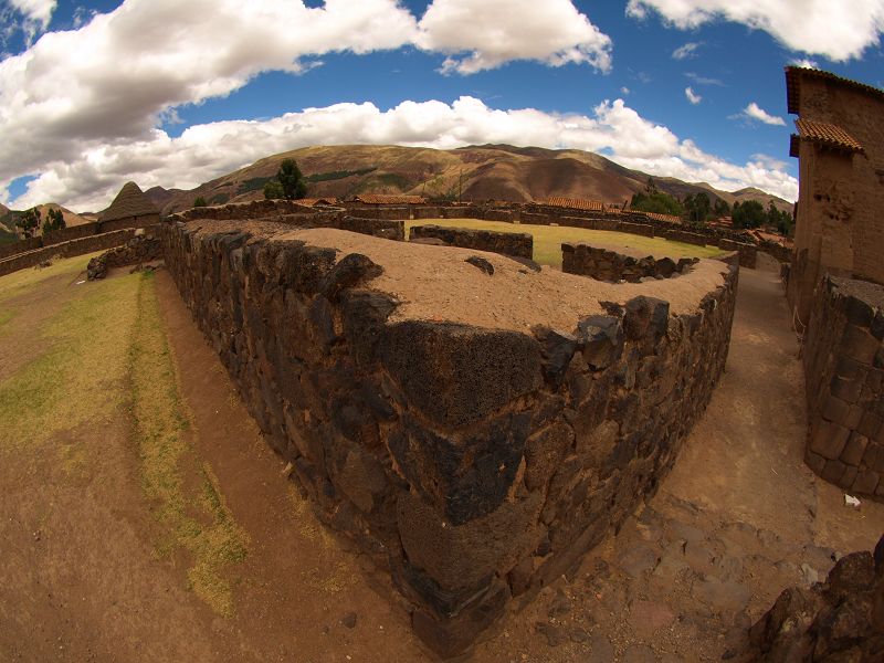 Iglesia La Raqiu Ruine  des Wiraqocha-Tempel in Raqui 12 m hohen Mauer