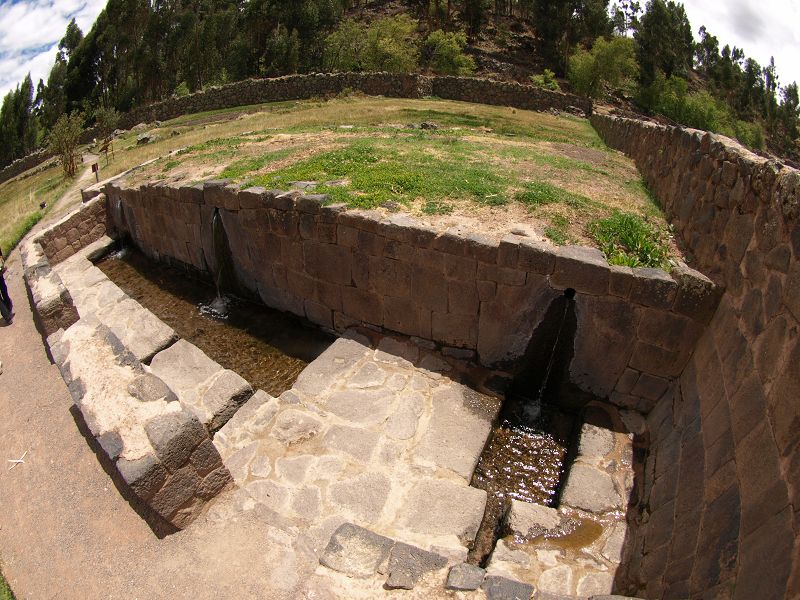 Iglesia La Raqiu Ruine  des Wiraqocha-Tempels in Raqui 12 m hohen MauerIglesia La Raqiu Ruine  Wiraqocha-Tempel Raqui 12 m high Walls  