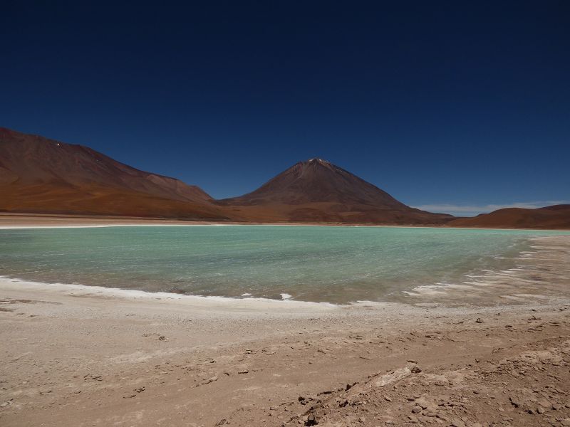 Laguna  Verde Vulcano Licancabur  5920 m und Salzsee Laguna Verde 4300 m