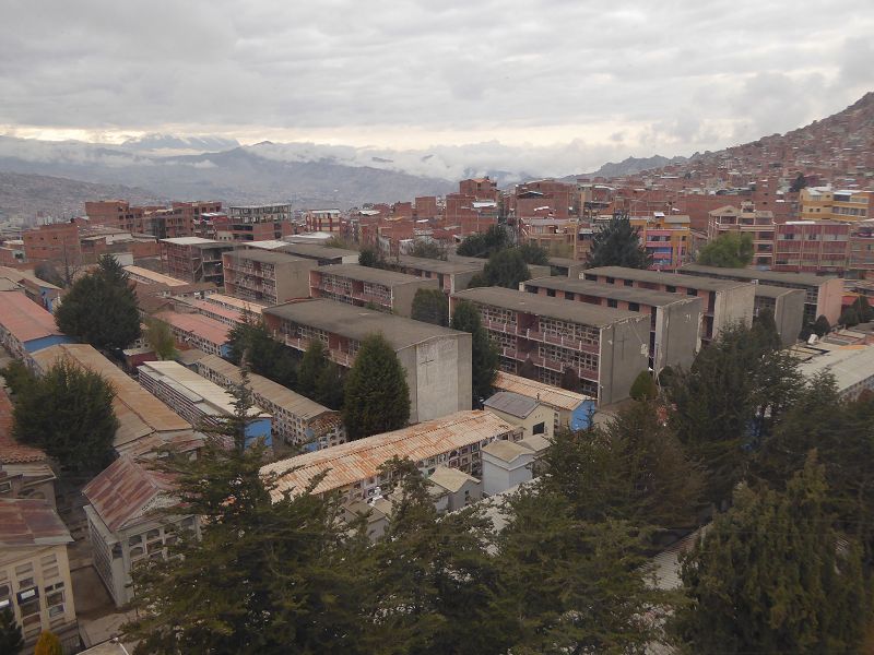 La Paz mit Seilbahn über Friedhof  Teleferico Doppelmayr rot nach el alto