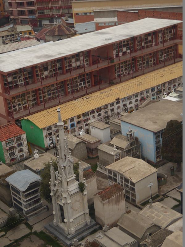 La Paz mit Seilbahn über Friedhof  Teleferico Hochhausfriedhof