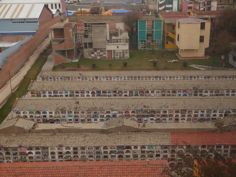 La Paz mit Seilbahn über Friedhof  Teleferico Hochhausfriedhof