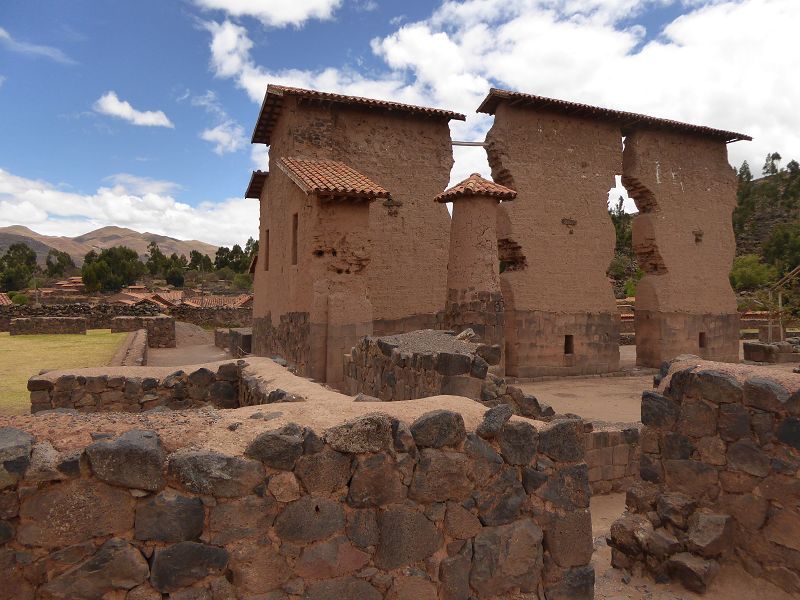 Peru Puno Lago Titicaca Titicacasee  Ruinen des Wiraqocha-Tempels in Raqui  Ruinen von Raqui mauer 12 m hoch