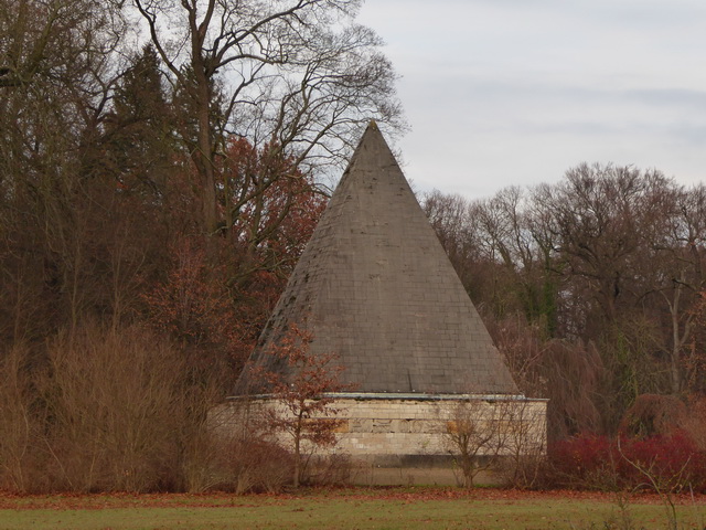 Potsdam Pyramide am Jungfernsee 