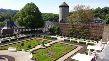 Weilburg an der Lahn  Schiffstunnel Schloss Kettenbrücke Rollschiff  Kanu Eisenbahn