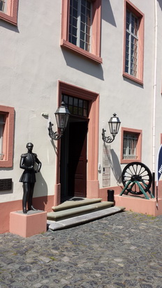 Weilburg an der Lahn Schifftunnel Schloss Kettenbrücke Rollschiff  Kanu Eisenbahn