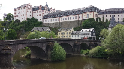 Weilburg an der Lahn Schifftunnel Schloss Kettenbrücke Rollschiff  Kanu Eisenbahntunnel