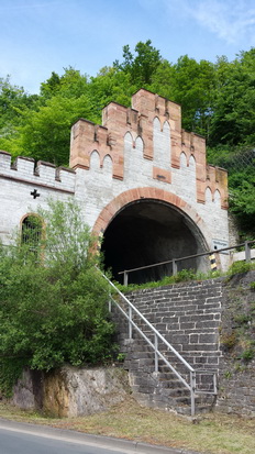 Weilburg an der Lahn Schifftunnel Schloss Kettenbrücke Rollschiff  Kanu Eisenbahn