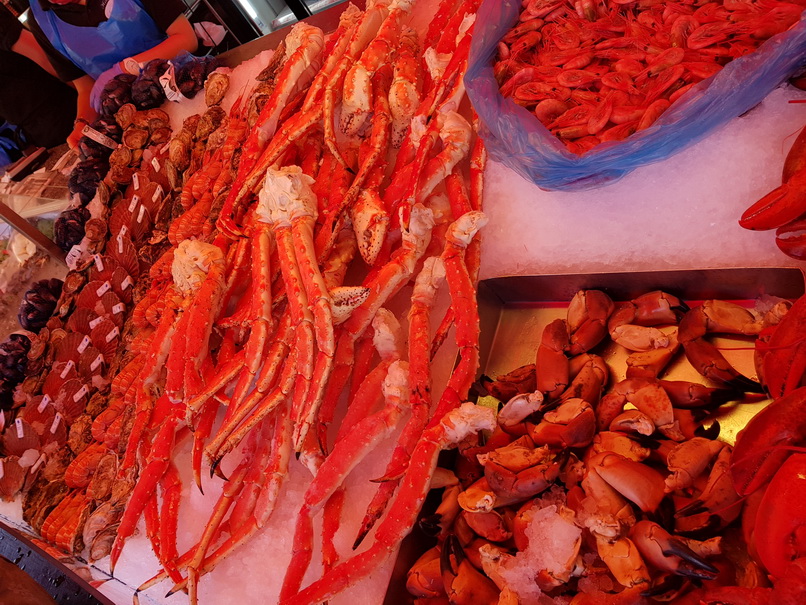 Bergen Fischmarkt  Torget Königskrabbe, Wal, Hummer und Muscheln Lachs 