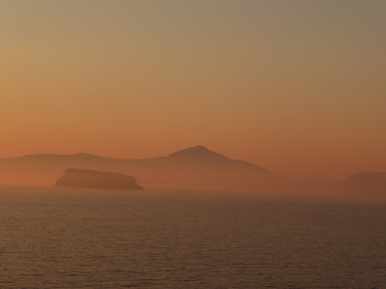 Santorin Nea Kameni Einfahrt in die Caldera