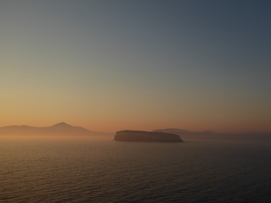 Santorin Nea Kameni Einfahrt in die Caldera Felsen Aspronisi