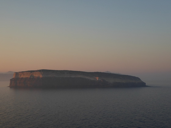 Santorini Santorin Nea Kameni Einfahrt in die Caldera mit dem Schiff  Felsen Aspronisi