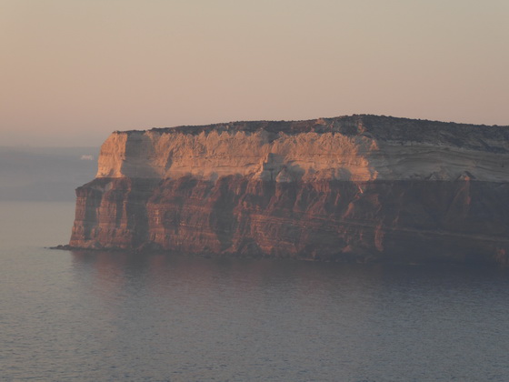 Santorini Santorin Nea Kameni Einfahrt in die Caldera mit dem Schiff  Felsen Aspronisi