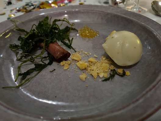 hausgemachtes Sorbet mit Limone und Rosmarin dazu teryaki Roastbeef und orangenkaviar